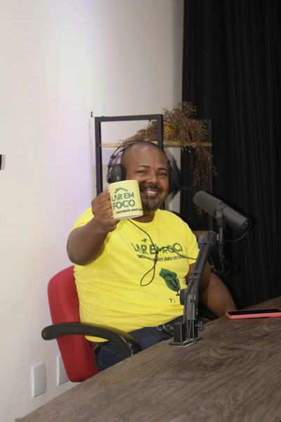 Leandro, host do podcast Lar em Foco, no estúdio